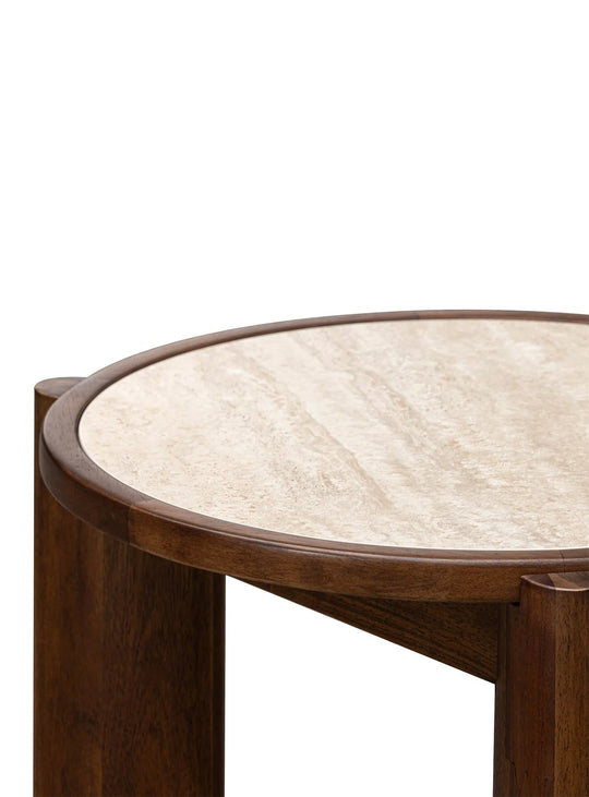 Table d'appoint ronde Remix en travertine céramique et bois d'acacia, idéale près d'un sofa ou fauteuil.