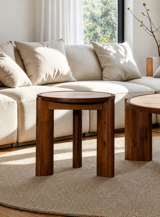 Table d'appoint ronde Remix avec plateau effet travertin et pieds en bois massif d'acacia au design chaleureux.