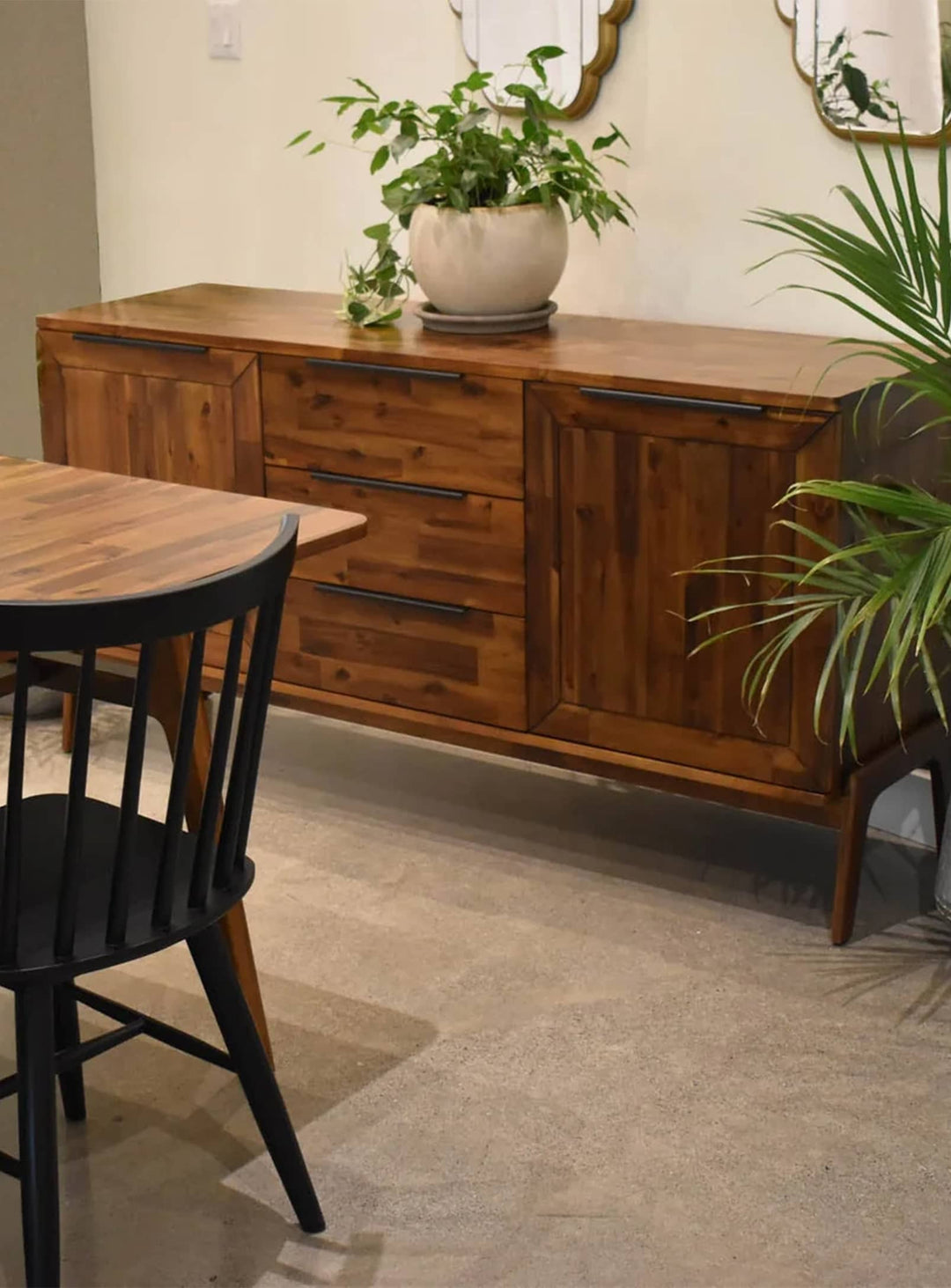 Buffet Remix artisanal en acacia massif, idéal pour une salle à manger chaleureuse.