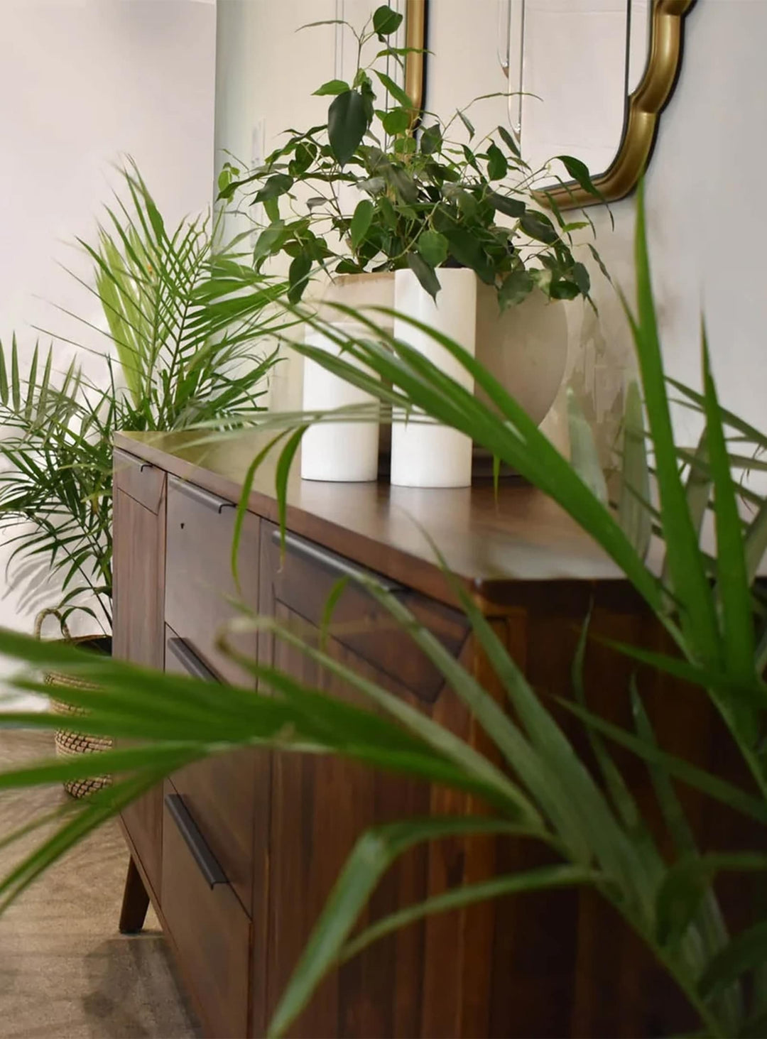 Buffet Remix en bois massif, trois tiroirs centraux et rangements latéraux spacieux.