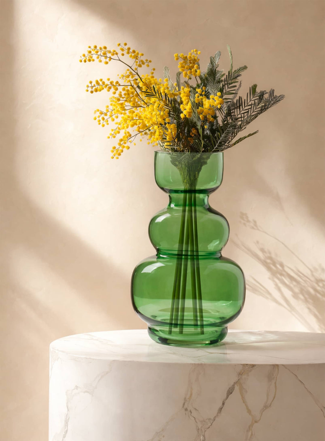 Vase Riva en verre vert, design moderne à bulbes pour une déco audacieuse.
