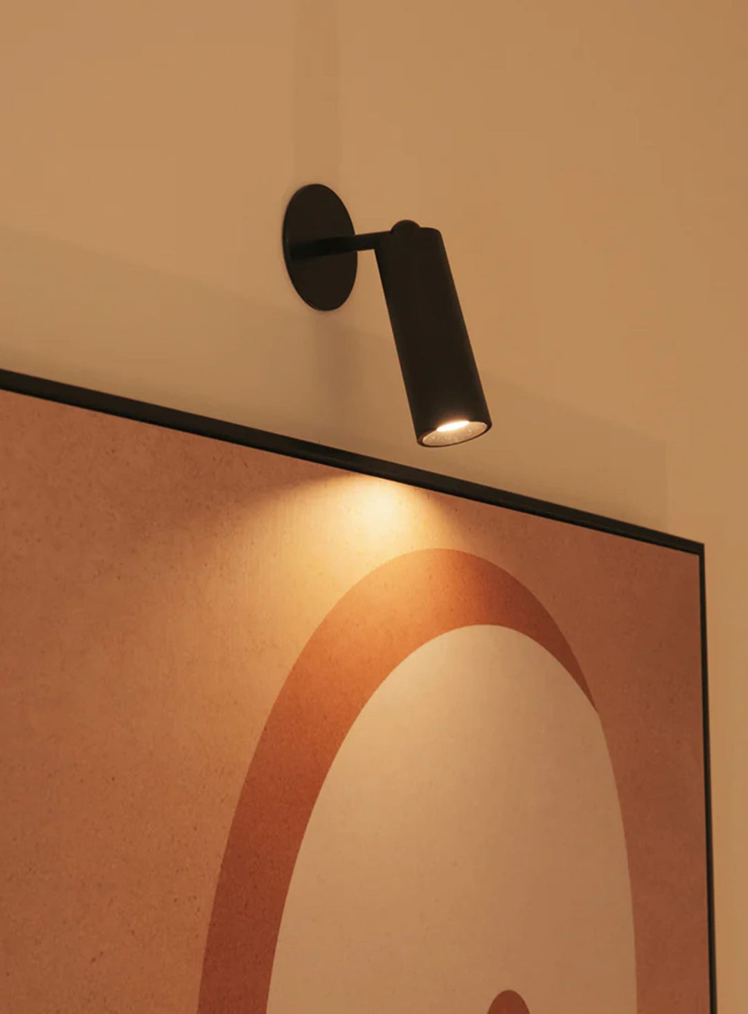 Applique murale Roll Newgarden : lampe sans fil design, fixation magnétique pratique. noir