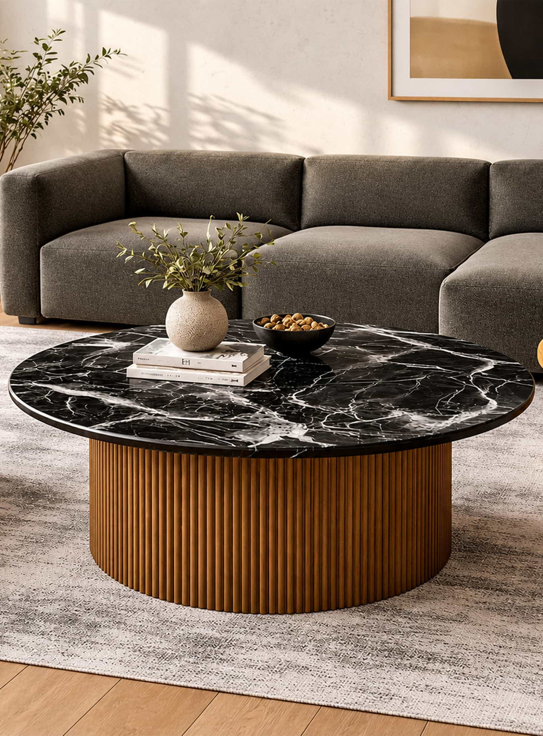 Table à café Roman, un modèle rond au piétement cannelé et au plateau en céramique ou en marbre. noyer