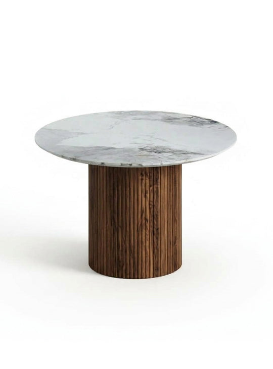 Table à dîner Roman, une table ronde avec piétement central cannelé pour libérer l’espace autour des chaises. noyer