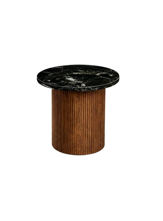 Table d’appoint Roman, une table élégante avec pied noyer et plateau en marbre noir.