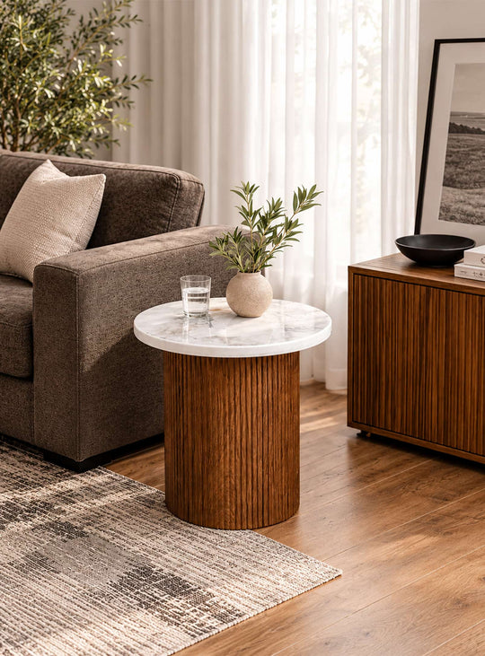 Table d’appoint Roman, un modèle rond avec pied cannelé et plateau en céramique effet marbre. noyer
