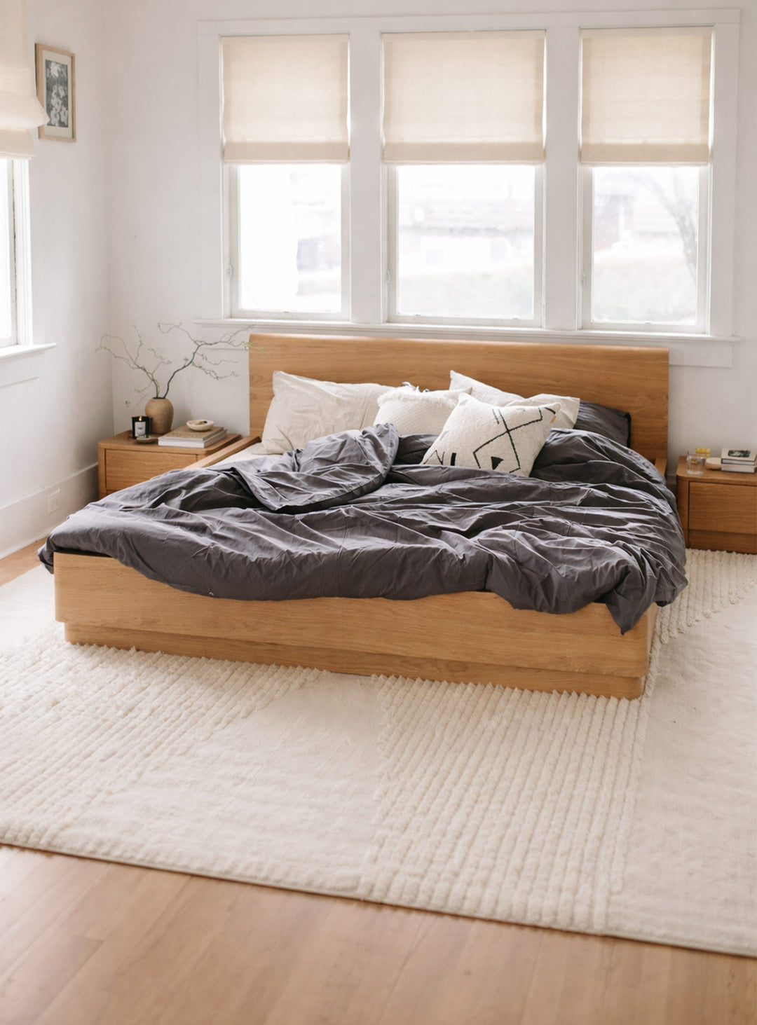 Lit en bois Round Off de Moe's Home. Disponible en Queen ou King. chene