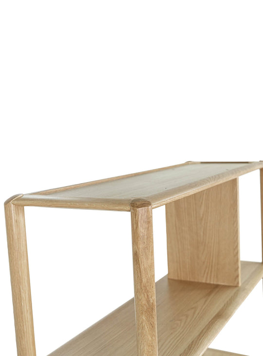 Bibliothèque Runway : veinage naturel du bois et lignes douces.