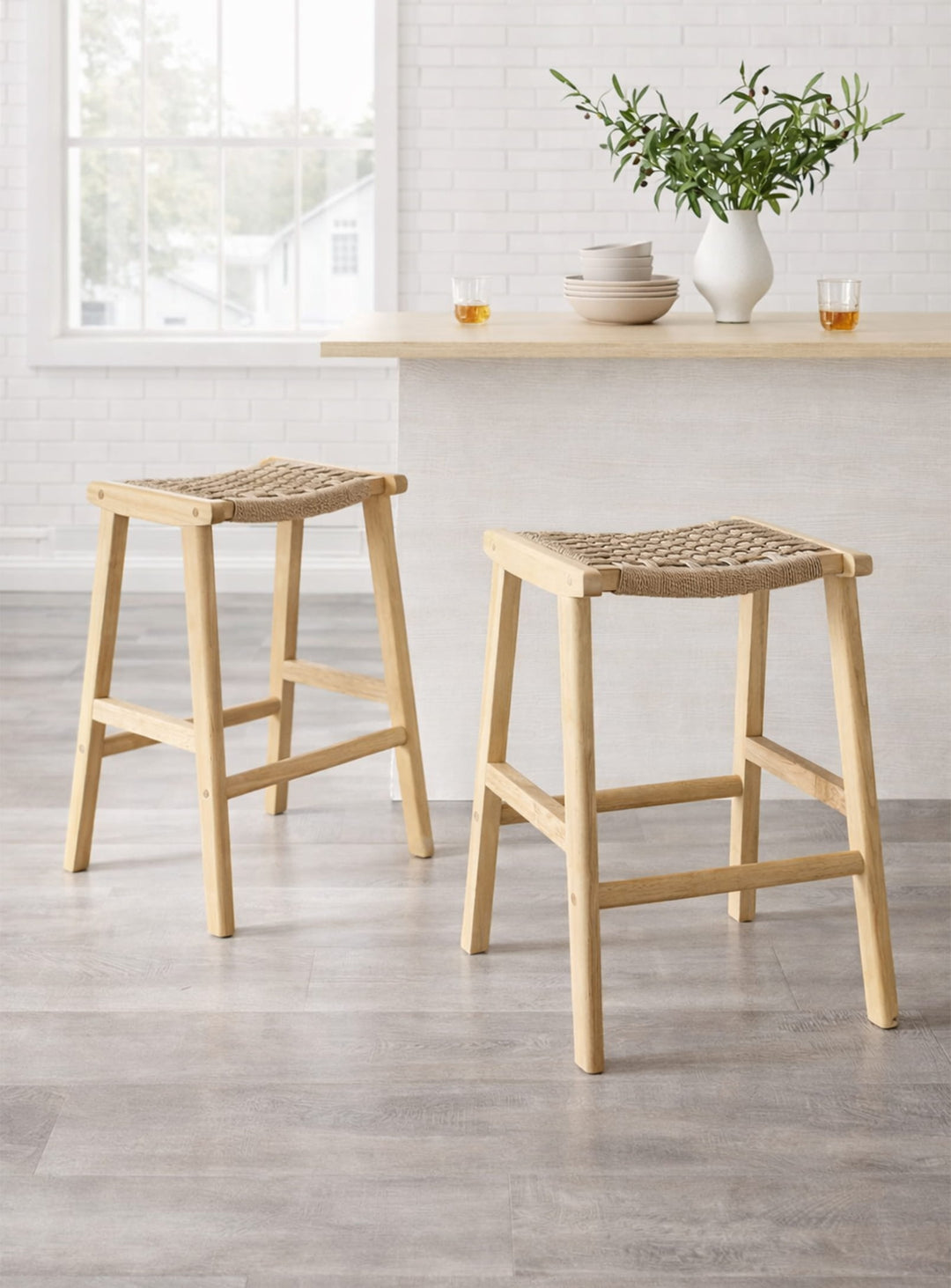 Tabourets de comptoir Saoirse en bois et corde tressée, design contemporain élégant. naturel