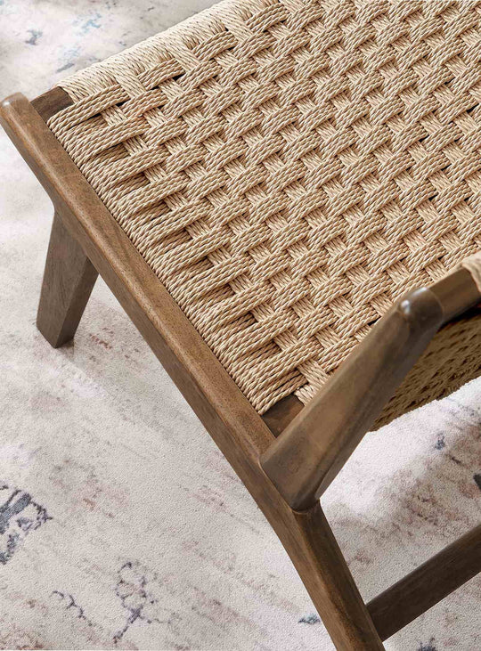 Le fauteuil Saoirse séduit par son assise inclinée et son confort personnalisé. noyer et naturel