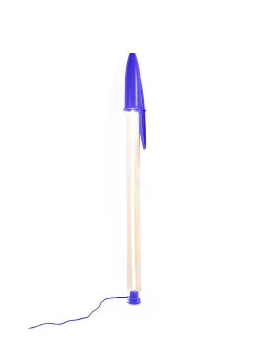 Lampe Seletti BIC : un luminaire design inspiré du mythique stylo BIC Cristal. bleu