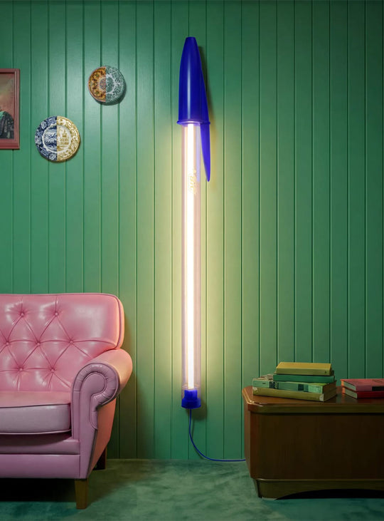 Lampe Seletti BIC : une réinterprétation lumineuse du célèbre stylo BIC Cristal. bleu