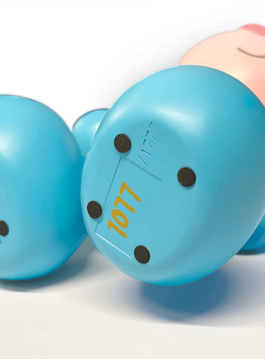 Art Toy Blue Bear Seletti : une figurine artistique au bleu profond captivant.
