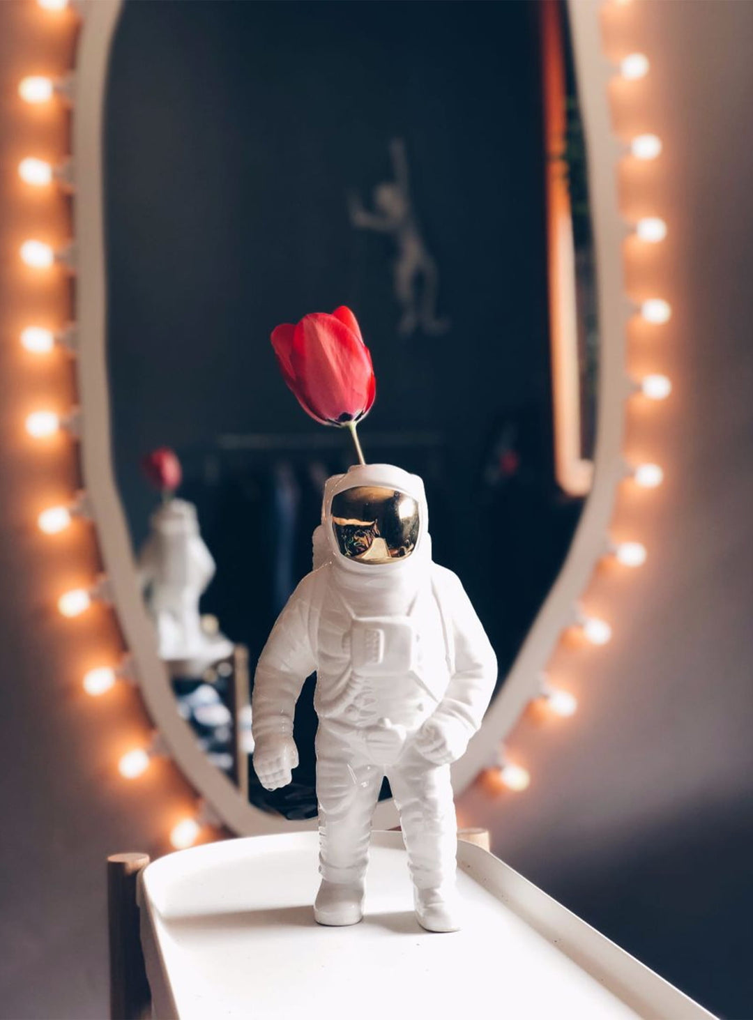 Vase Starman Seletti : un objet design en porcelaine au style intergalactique.