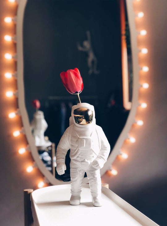 Vase Starman Seletti : un objet design en porcelaine au style intergalactique.