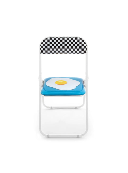 Chaise pliante Blow Egg de Seletti design pop avec motif œuf graphique.
