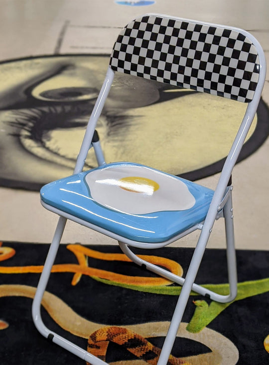 Chaise pliante Blow Egg de Seletti design pop avec motif œuf graphique.
