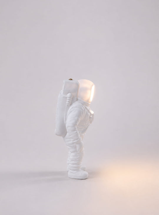Lampe de table Flashing Starman Seletti avec visière lumineuse pour une déco cosmique.
