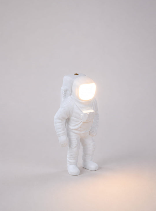 Lampe de table Flashing Starman Seletti : une veilleuse originale pleine d'humour et de poésie.