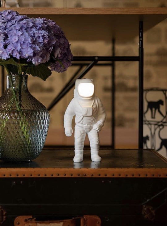 Lampe de table Flashing Starman Seletti : un astronaute lumineux au design ludique et original.