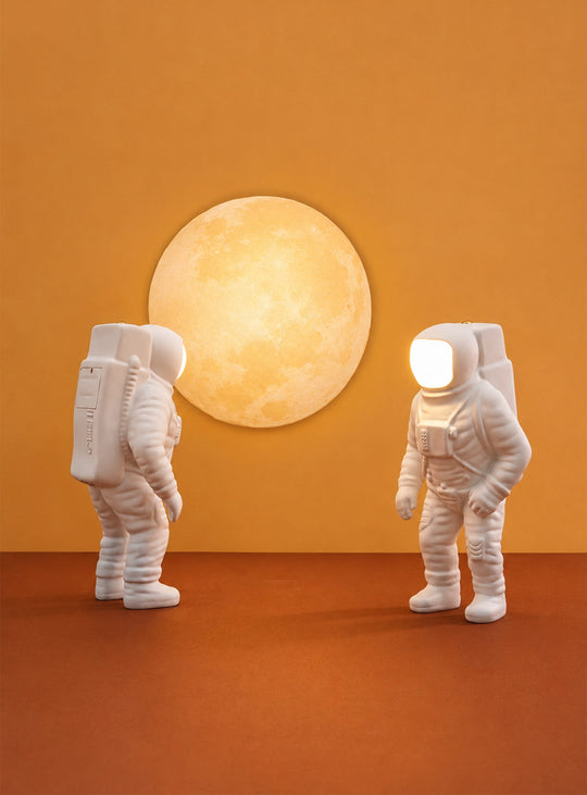 Lampe de table Flashing Starman Seletti : un objet déco lumineux pour les amateurs d'espace.