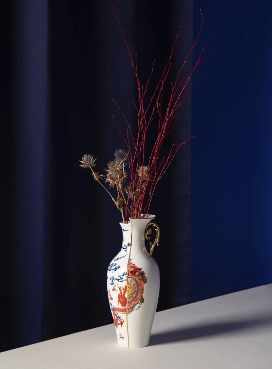 Vase Hybrid Adelma de Seletti, silhouette élancée et design hybride.