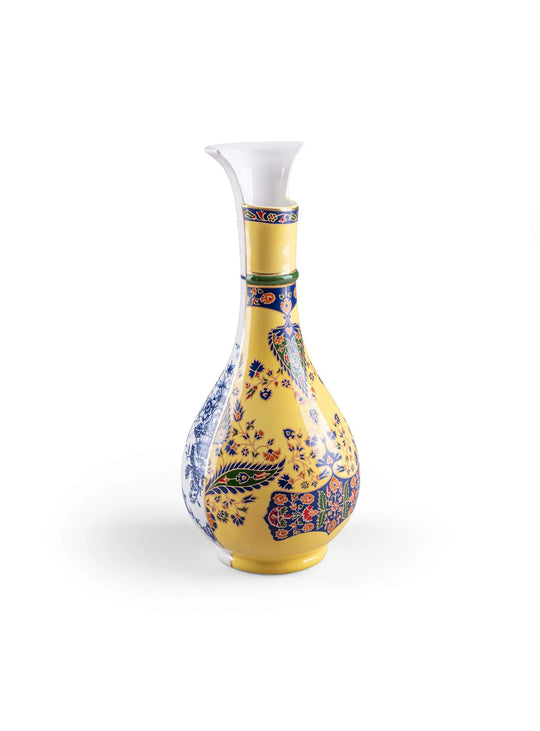 Vase Hybrid Chunar de Seletti, une pièce design au style narratif.