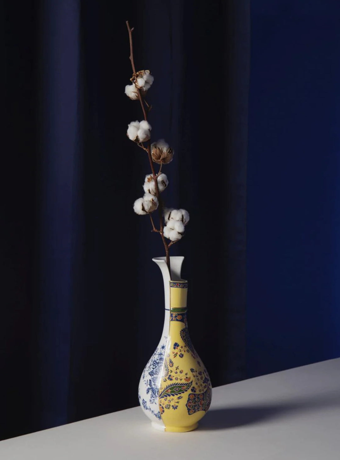 Vase Hybrid Chunar de Seletti, porcelaine raffinée et motifs uniques.