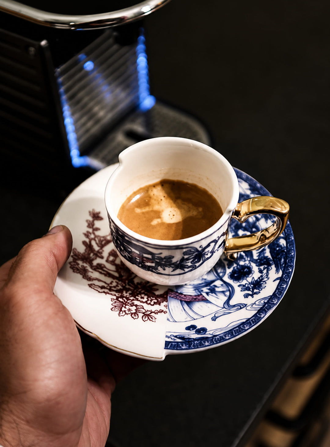 Tasse à café Hybrid de Seletti, Bone China avec soucoupe au design artistique. eufemia