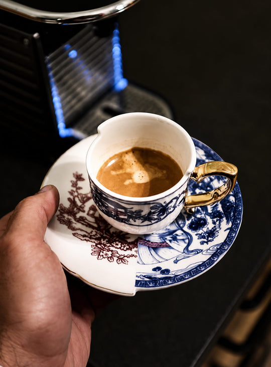 Tasse à café Hybrid de Seletti, Bone China avec soucoupe au design artistique. eufemia