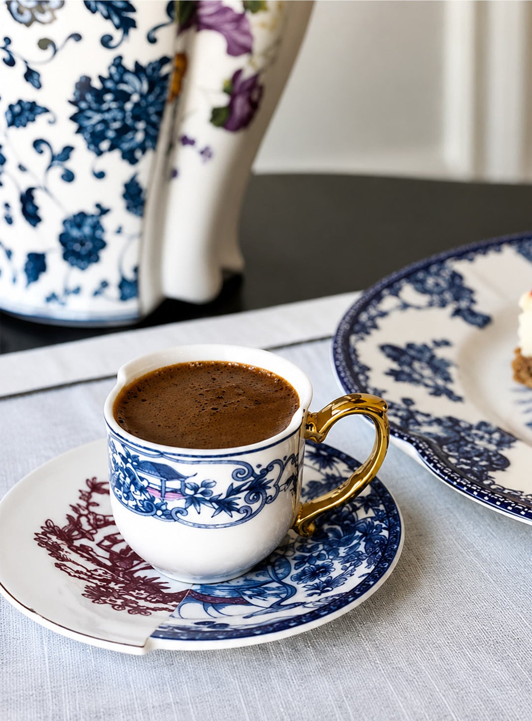 Tasse à café Hybrid de Seletti, une tasse design en Bone China aux décors uniques. eufemia