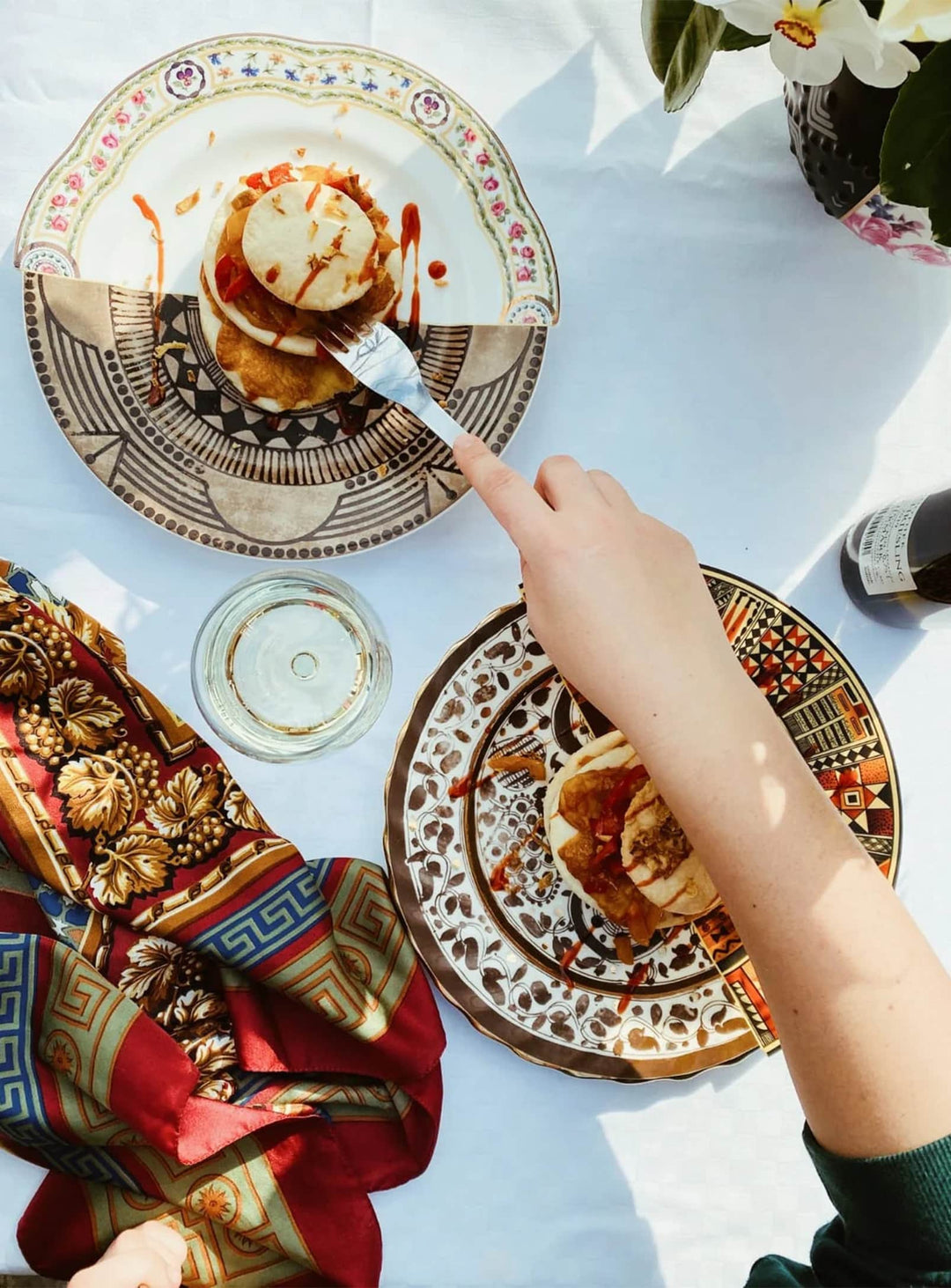 Assiette plate Hybrid Seletti : une pièce iconique qui sublime chaque repas.