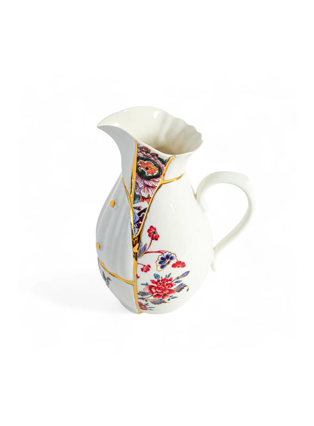 Carafe Kintsugi Seletti inspirée de l'art japonais du kintsugi et de ses fissures dorées.