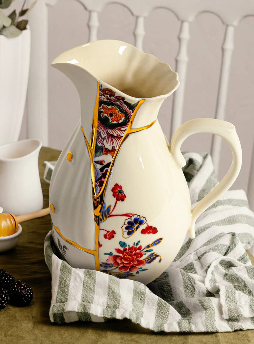 Carafe Kintsugi Seletti en porcelaine fine aux finitions dorées uniques et raffinées.