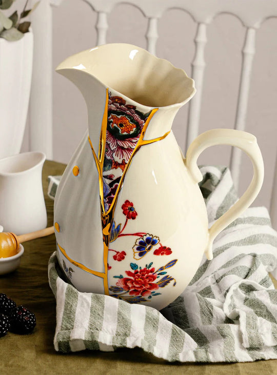 Carafe Kintsugi Seletti en porcelaine fine aux finitions dorées uniques et raffinées.