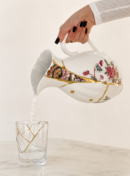 Carafe Kintsugi Seletti : une carafe en porcelaine sublimée par de véritables détails en or.