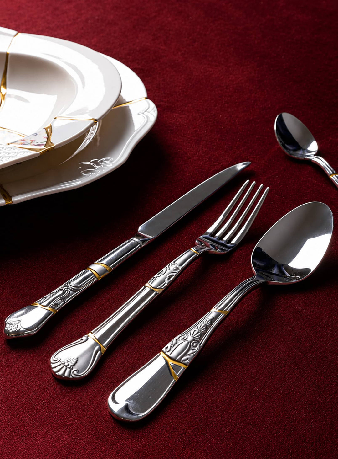 Couverts Kintsugi Seletti en acier avec finitions en or véritable au style raffiné.