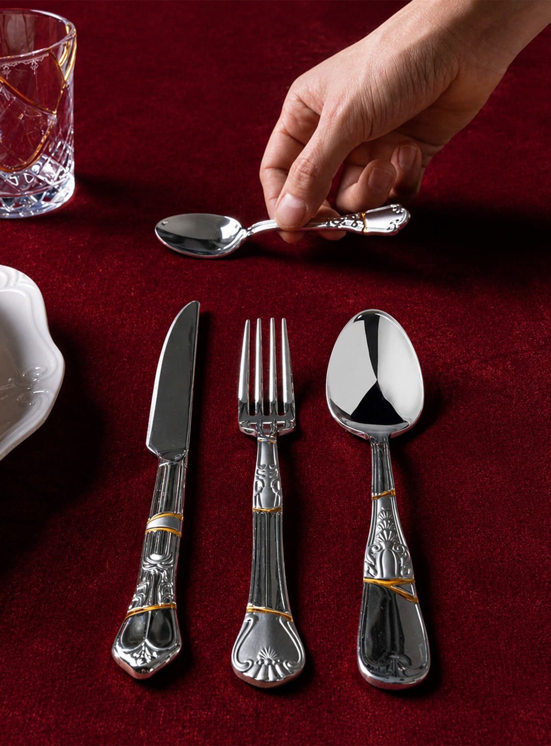 Couverts Kintsugi Seletti : un set de 4 couverts en acier sublimés par de véritables détails en or.