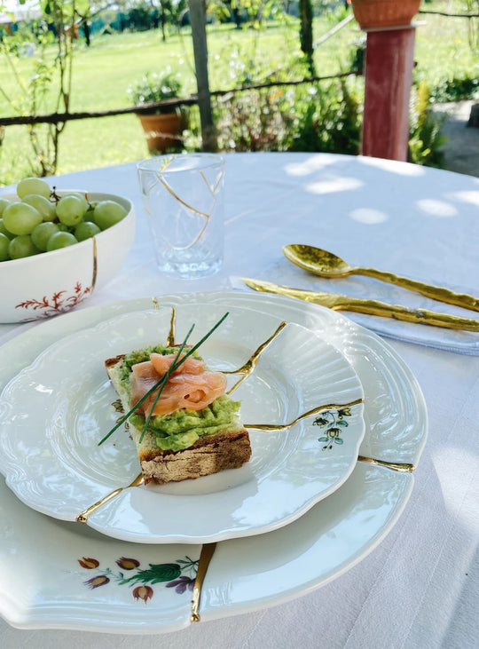 Assiette à dessert Kintsugi Seletti : une assiette en porcelaine fine aux élégants détails dorés.