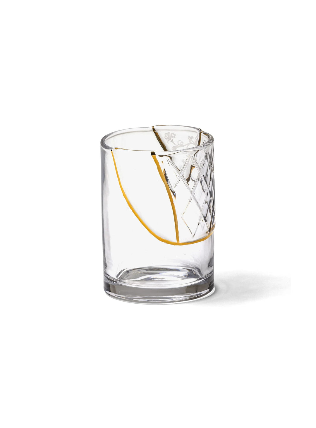 Verre Kintsugi Seletti : l'alliance du verre transparent et de délicats motifs en or.