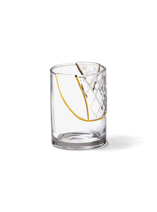 Verre Kintsugi Seletti : l'alliance du verre transparent et de délicats motifs en or.