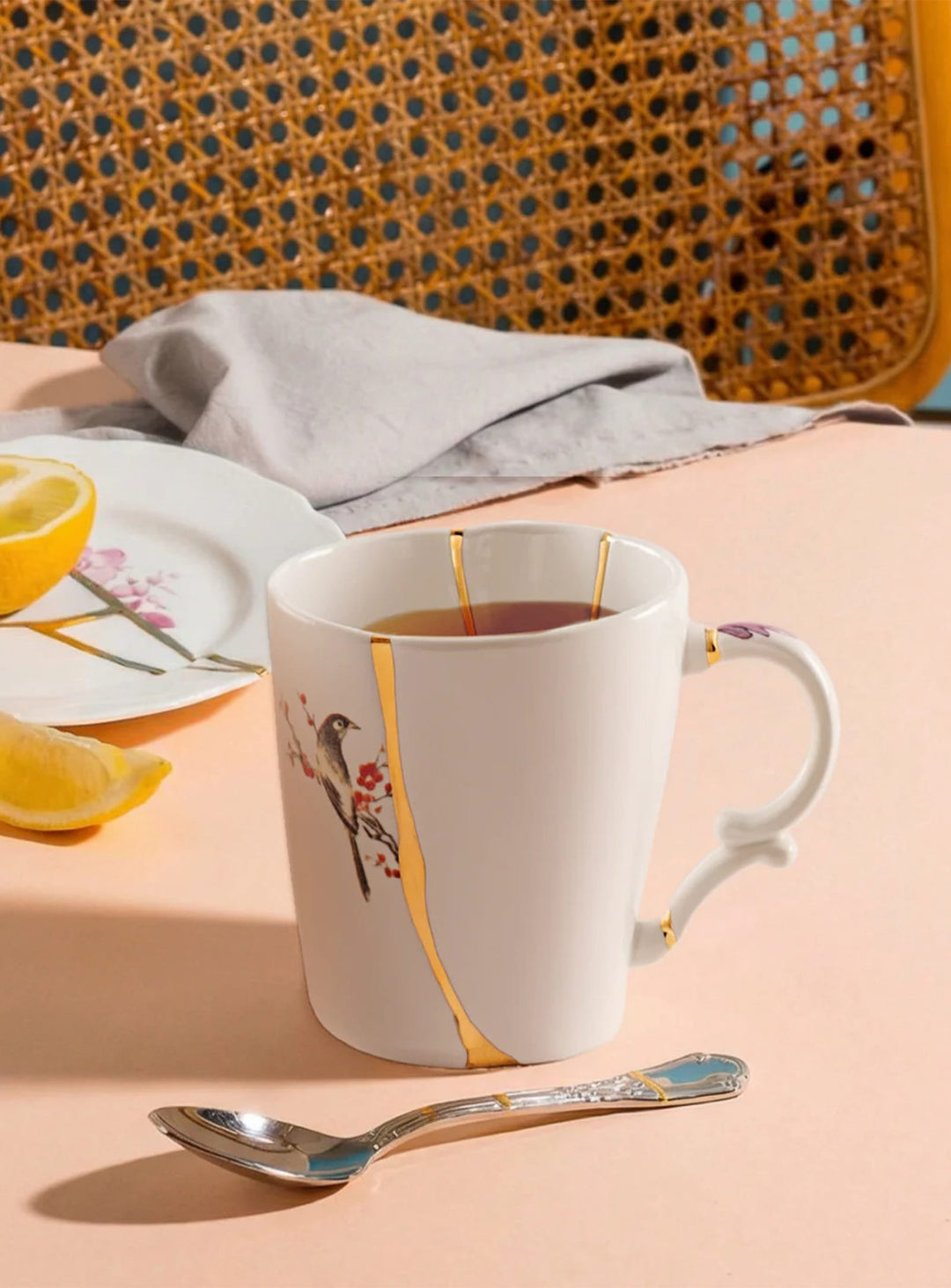 Mug Kintsugi Seletti : un mug en porcelaine fine sublimé par d'élégants détails dorés. 03