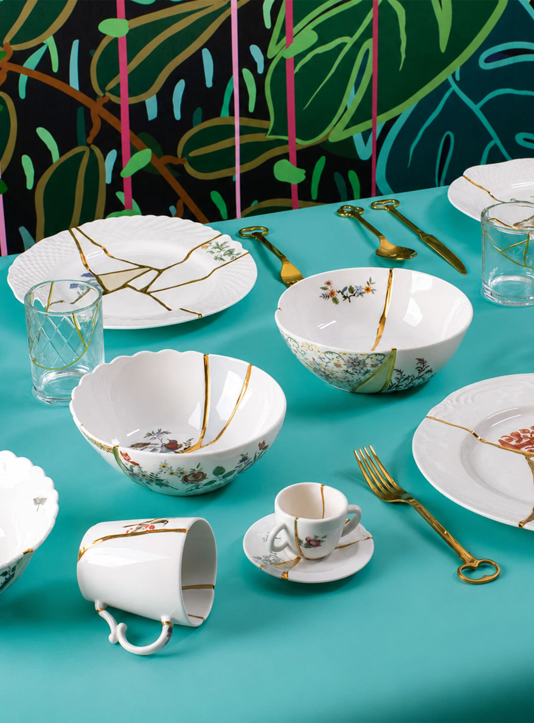 Bol à salade Kintsugi Seletti : un bol en porcelaine fine sublimé par d'élégants détails dorés.