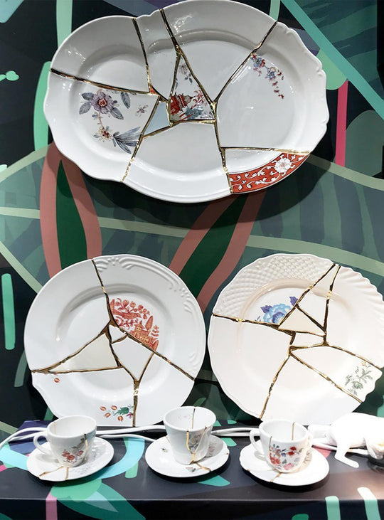 Plateau Kintsugi Seletti en porcelaine blanche rehaussée de délicates finitions dorées.