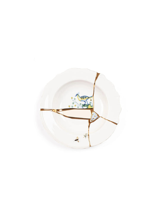 Assiette creuse Kintsugi Seletti avec détails dorés pour sublimer soupes, pâtes et risottos. 02