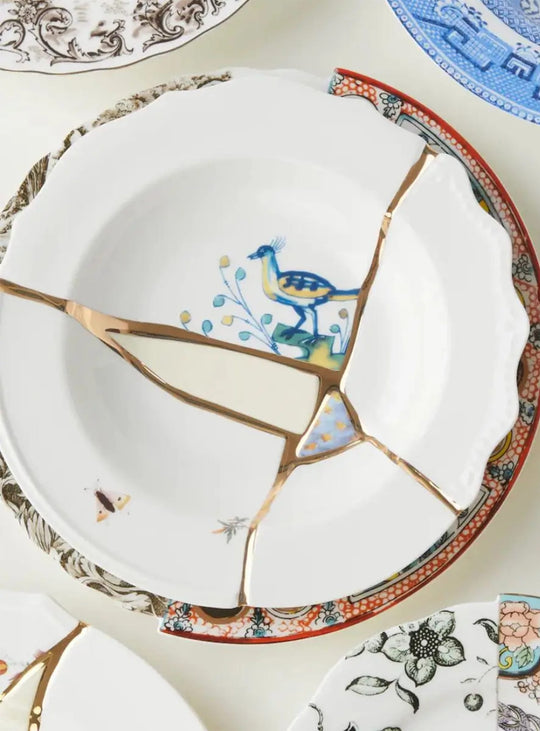 Assiette creuse Kintsugi Seletti : une assiette en porcelaine fine inspirée de l'art japonais du kintsugi. 01