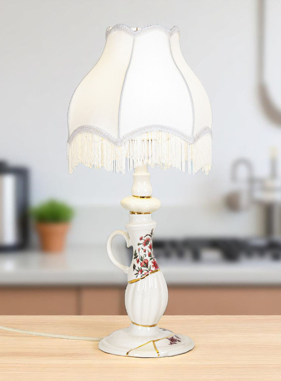 Lampe de table Kintsugi Seletti : un éclairage raffiné alliant porcelaine, or et design contemporain.
