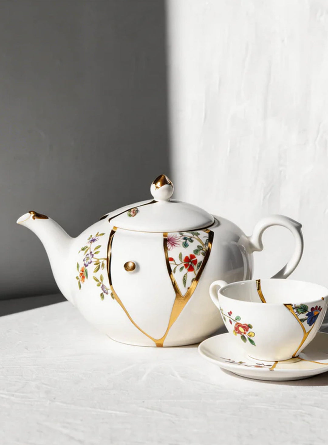 Théière Kintsugi Seletti : une théière en porcelaine fine sublimée par de véritables détails en or.