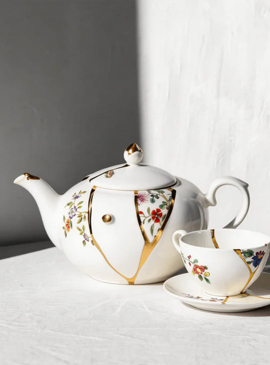 Théière Kintsugi Seletti : une théière en porcelaine fine sublimée par de véritables détails en or.