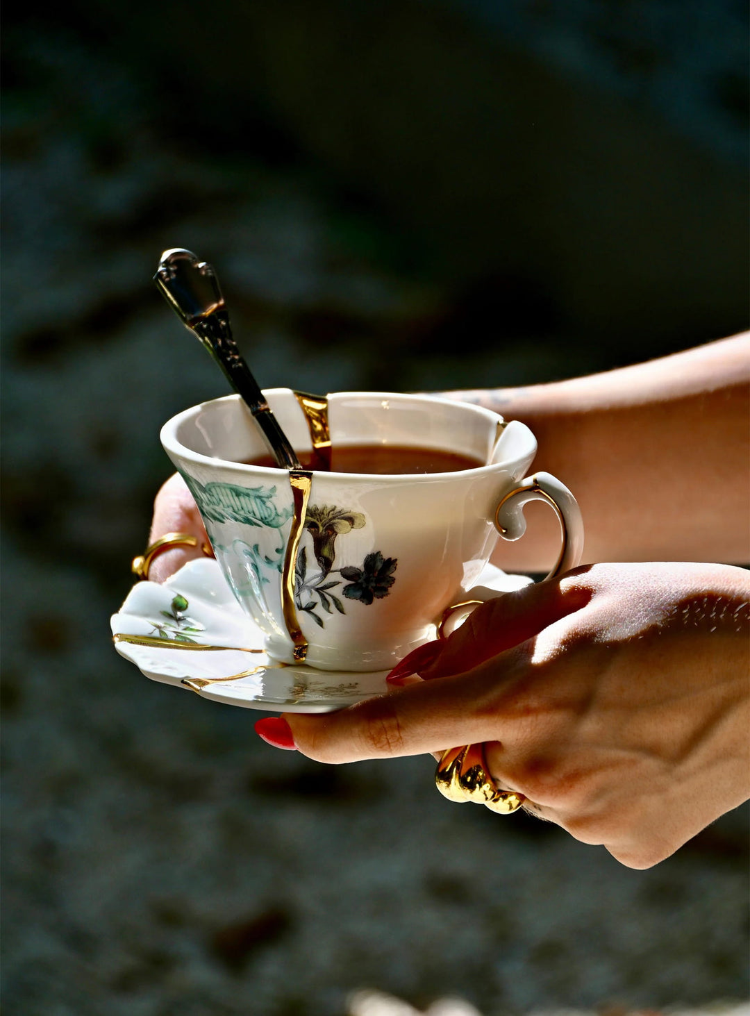 Tasse à thé et soucoupe Kintsugi Seletti : un set en porcelaine fine sublimé par l'or véritable. 03